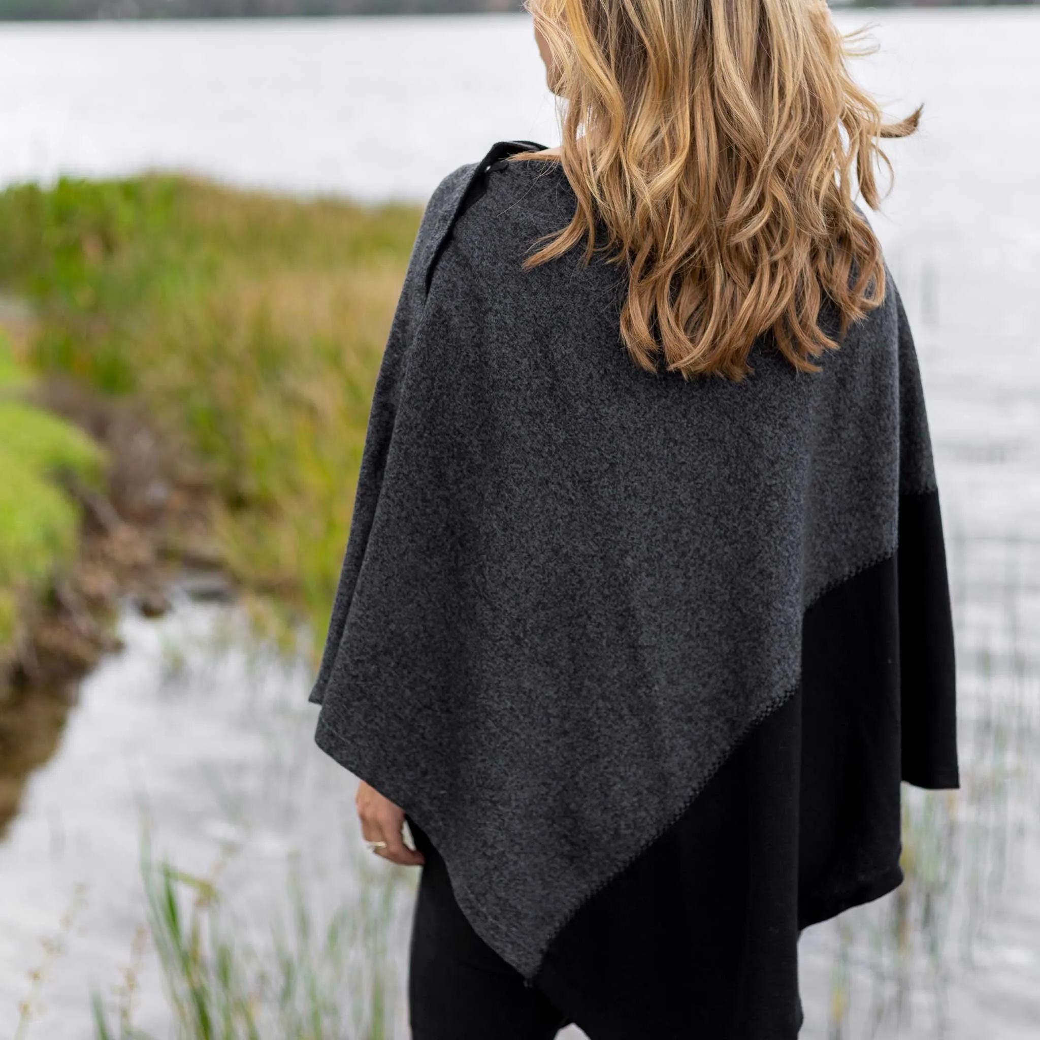 zestt Travel Poncho Graphite Colorblock